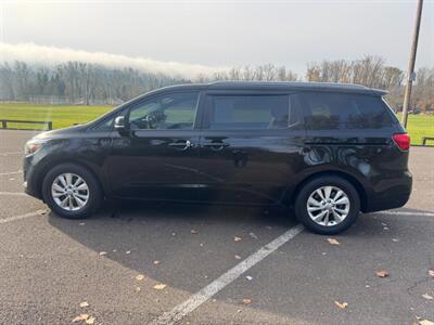 2018 Kia Sedona LX Minivan  Low Miles ! - Photo 2 - Gladstone, OR 97027