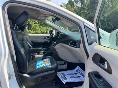 2018 Chrysler Pacifica Touring L   - Photo 11 - Gladstone, OR 97027