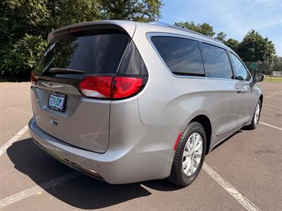 2018 Chrysler Pacifica Touring L - Photo 5 - Gladstone, OR 97027