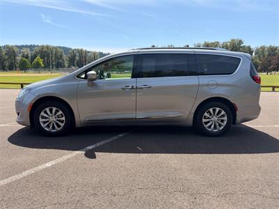 2018 Chrysler Pacifica Touring L - Photo 2 - Gladstone, OR 97027