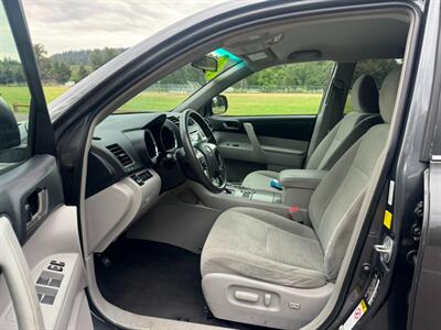 2011 Toyota Highlander SUV , Low Miles , 3rd row seats !   - Photo 9 - Gladstone, OR 97027