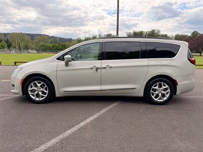 2017 Chrysler Pacifica Touring Plus   - Photo 2 - Gladstone, OR 97027