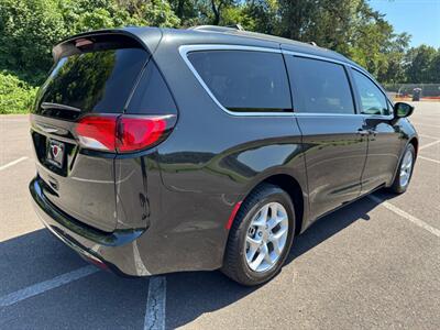 2017 Chrysler Pacifica Touring Plus   - Photo 5 - Gladstone, OR 97027