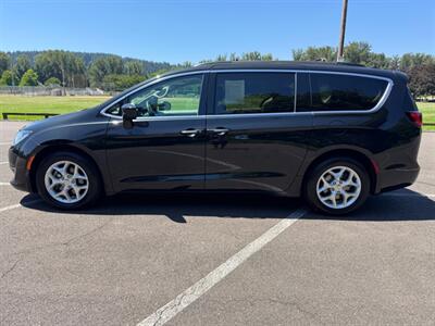2017 Chrysler Pacifica Touring Plus   - Photo 2 - Gladstone, OR 97027
