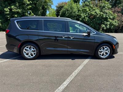 2017 Chrysler Pacifica Touring Plus   - Photo 6 - Gladstone, OR 97027