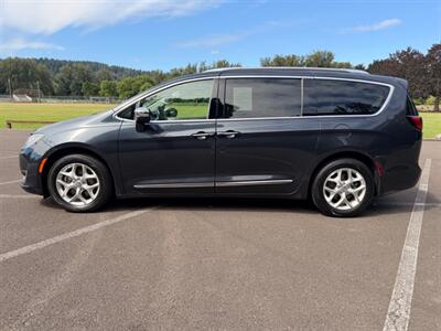 2020 Chrysler Pacifica Limited - Photo 2 - Gladstone, OR 97027