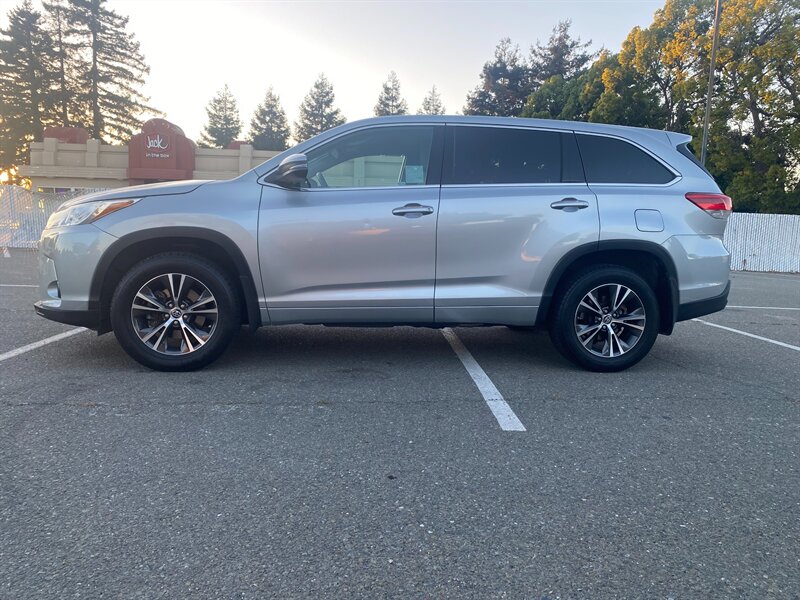 2018 Toyota Highlander LE  