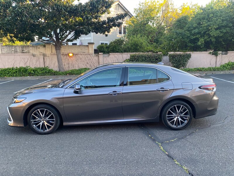 2022 Toyota Camry Hybrid XLE 1 Owner  