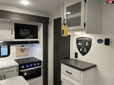 2024 VENTURE RV SPORTTREK 333VIK   - Photo 20 - Waco, TX 76712