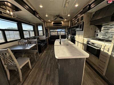 2021 KEYSTONE RV ALPINE 3650RL   - Photo 14 - Waco, TX 76712