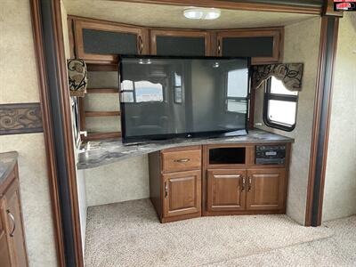 2013 KEYSTONE RV COUGAR 32SAB   - Photo 11 - Waco, TX 76712