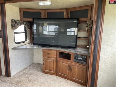 2013 KEYSTONE RV COUGAR 32SAB   - Photo 12 - Waco, TX 76712