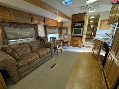 2005 CARRIAGE CAMEO 32RLS   - Photo 5 - Waco, TX 76712