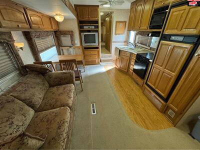 2005 CARRIAGE CAMEO 32RLS   - Photo 9 - Waco, TX 76712