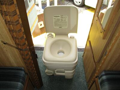 1992 Ford E-Series Van Chinook  E150 - Photo 27 - Seattle, WA 98103