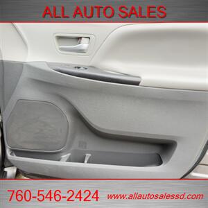 2016 Toyota Sienna LE 8-Passenger   - Photo 26 - Escondido, CA 92029
