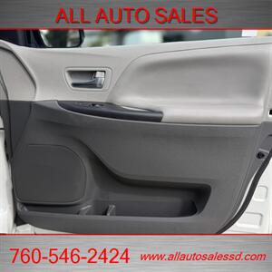 2020 Toyota Sienna LE 8-Passenger   - Photo 25 - Escondido, CA 92029