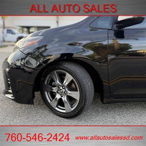 2018 Toyota Sienna SE Premium 8-Passeng - Photo 2 - Escondido, CA 92029