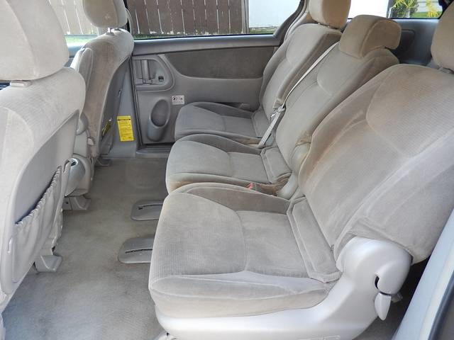 2004 Toyota Sienna LE 8 Passenger