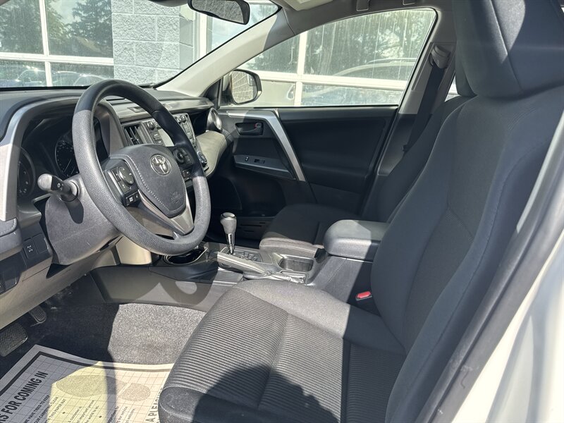 2018 Toyota RAV4 LE   - Photo 9 - Lynwood, IL 60411