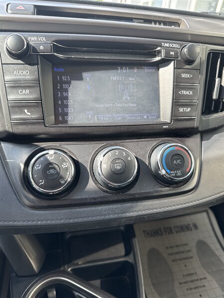 2018 Toyota RAV4 LE   - Photo 14 - Lynwood, IL 60411