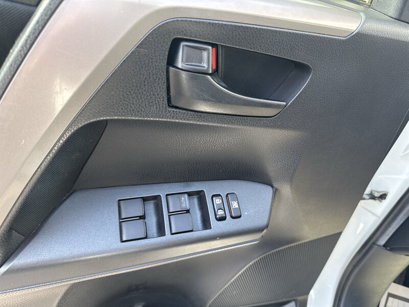 2018 Toyota RAV4 LE   - Photo 11 - Lynwood, IL 60411