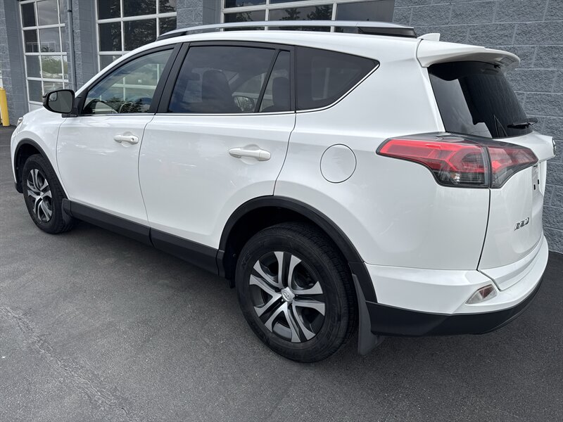 2018 Toyota RAV4 LE   - Photo 5 - Lynwood, IL 60411