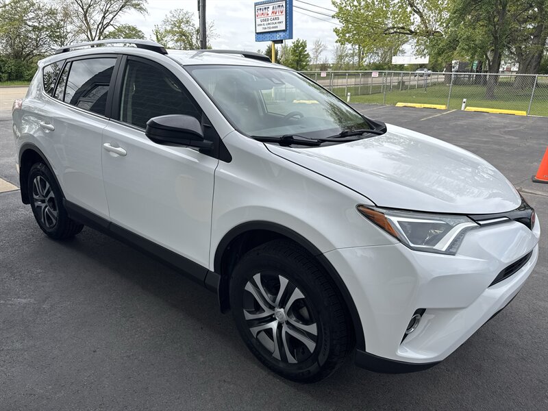 2018 Toyota RAV4 LE   - Photo 2 - Lynwood, IL 60411