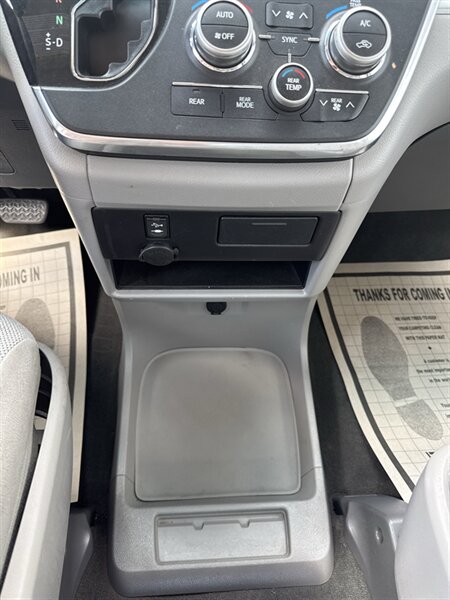 2015 Toyota Sienna L 7-Passenger - Photo 15 - Lynwood, IL 60411