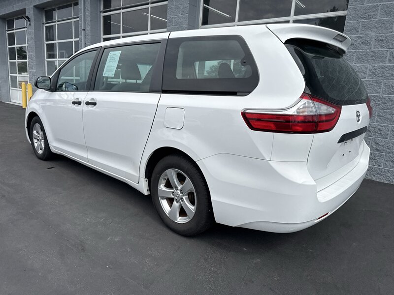 2015 Toyota Sienna L 7-Passenger - Photo 4 - Lynwood, IL 60411