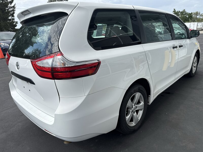 2015 Toyota Sienna L 7-Passenger - Photo 6 - Lynwood, IL 60411