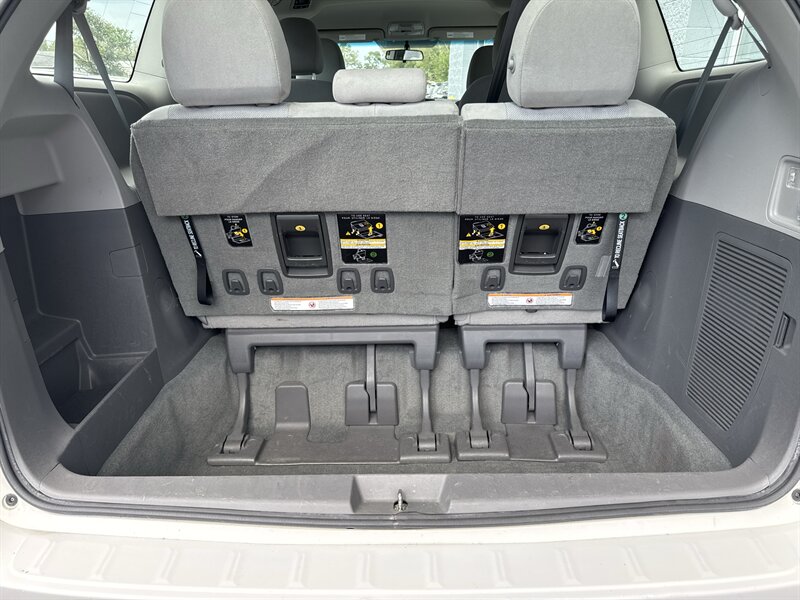 2015 Toyota Sienna L 7-Passenger - Photo 12 - Lynwood, IL 60411