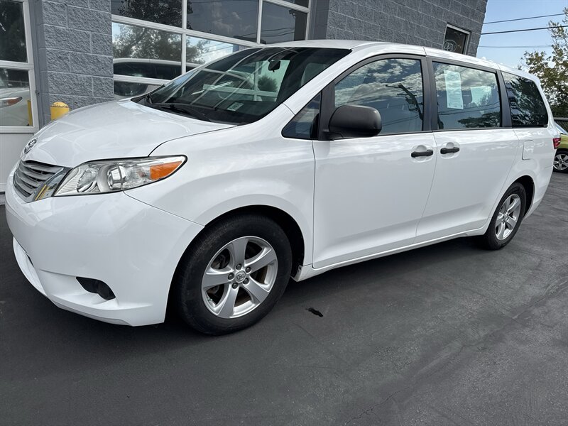 2015 Toyota Sienna L 7-Passenger - Photo 3 - Lynwood, IL 60411