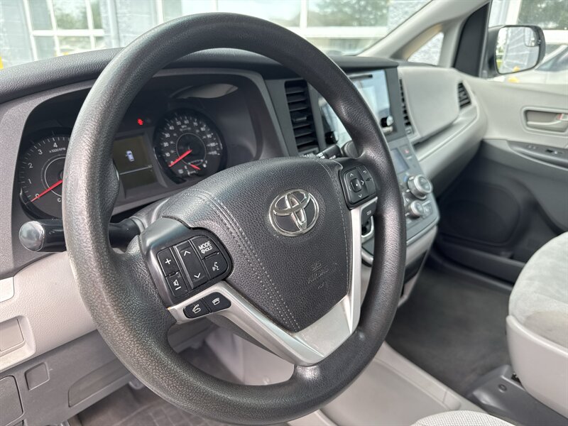 2015 Toyota Sienna L 7-Passenger - Photo 8 - Lynwood, IL 60411