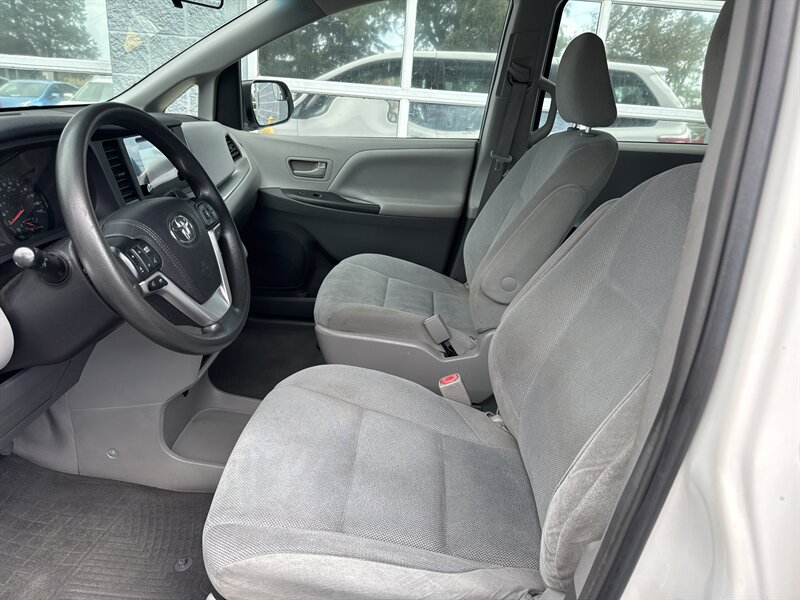 2015 Toyota Sienna L 7-Passenger - Photo 7 - Lynwood, IL 60411