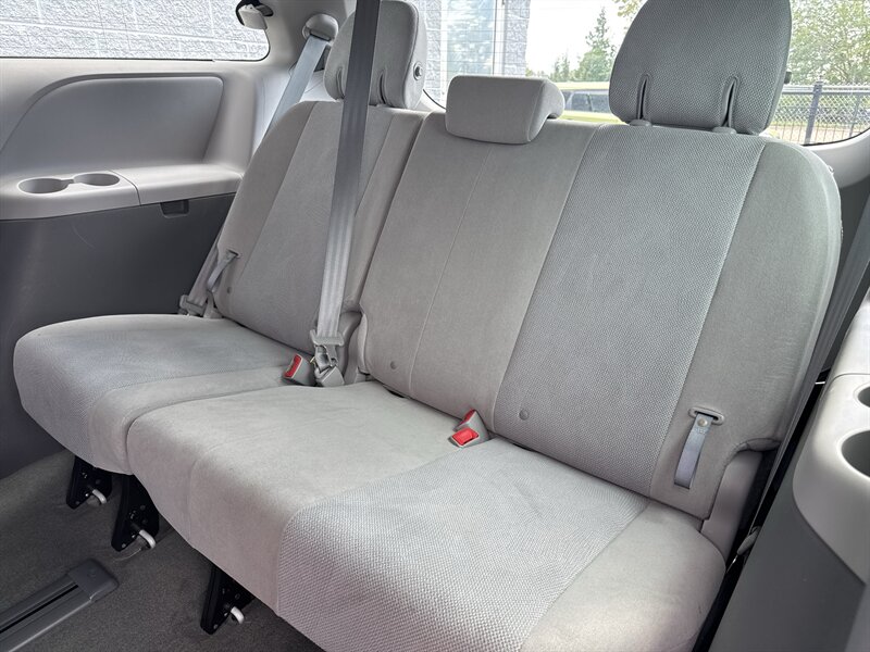 2015 Toyota Sienna L 7-Passenger - Photo 11 - Lynwood, IL 60411