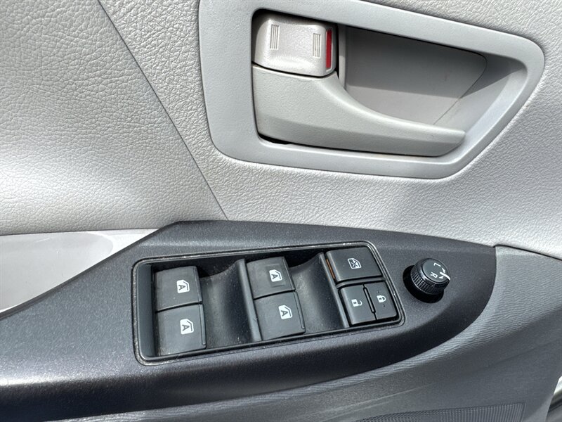 2015 Toyota Sienna L 7-Passenger - Photo 9 - Lynwood, IL 60411