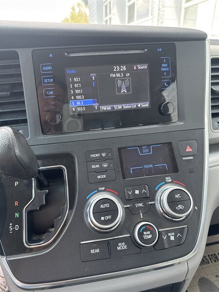 2015 Toyota Sienna L 7-Passenger - Photo 13 - Lynwood, IL 60411