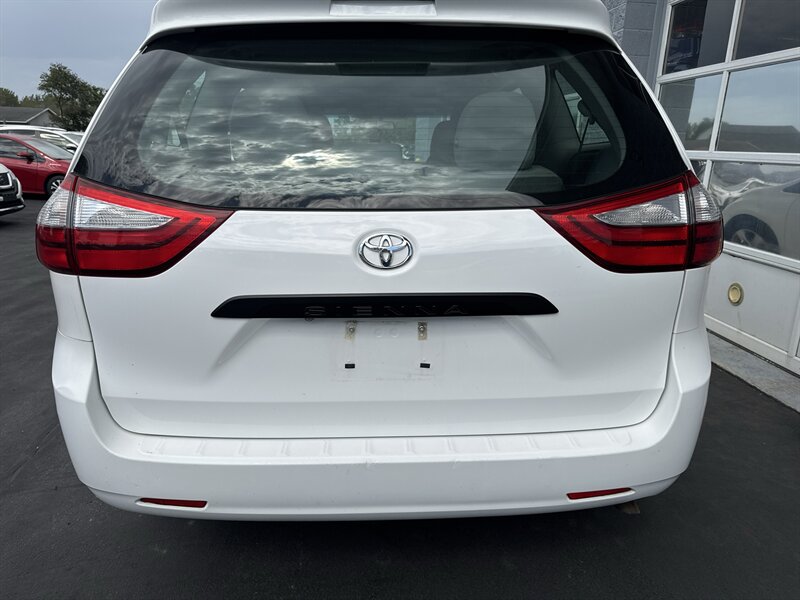 2015 Toyota Sienna L 7-Passenger - Photo 5 - Lynwood, IL 60411