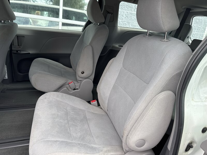 2015 Toyota Sienna L 7-Passenger - Photo 10 - Lynwood, IL 60411