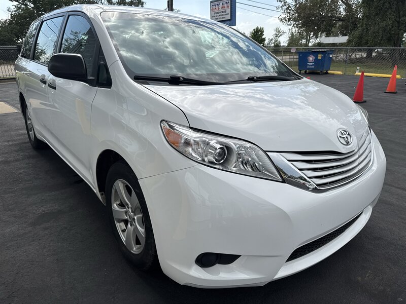 2015 Toyota Sienna L 7-Passenger - Photo 1 - Lynwood, IL 60411