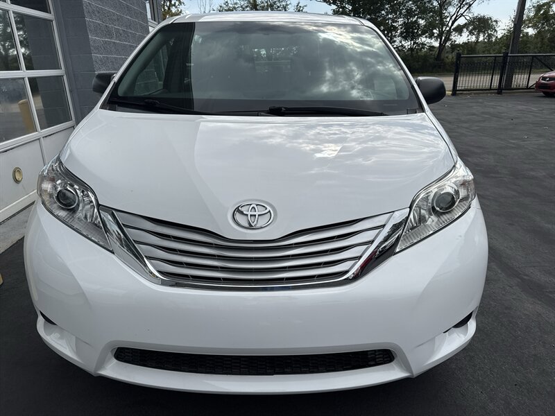 2015 Toyota Sienna L 7-Passenger - Photo 2 - Lynwood, IL 60411