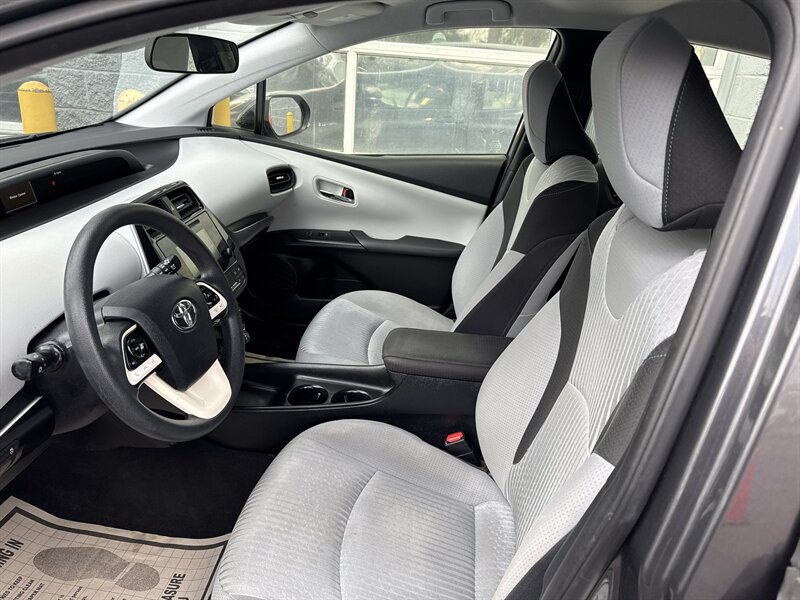 2017 Toyota Prius Two   - Photo 6 - Lynwood, IL 60411