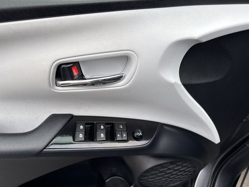 2017 Toyota Prius Two   - Photo 8 - Lynwood, IL 60411