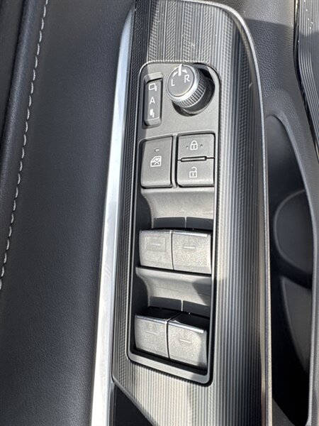 2023 Toyota Venza LE   - Photo 13 - Lynwood, IL 60411