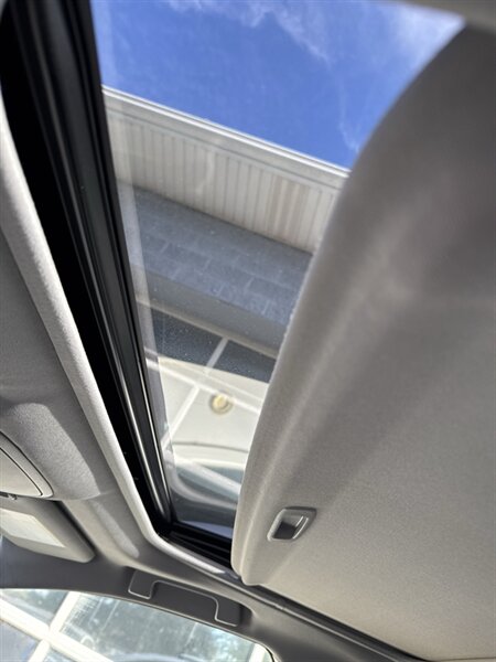 2017 Toyota RAV4 Hybrid XLE   - Photo 10 - Lynwood, IL 60411