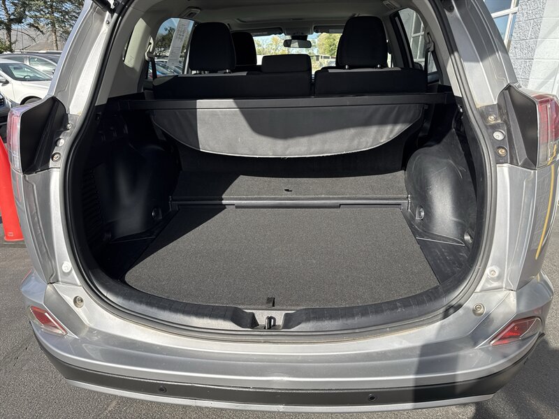 2017 Toyota RAV4 Hybrid XLE   - Photo 13 - Lynwood, IL 60411