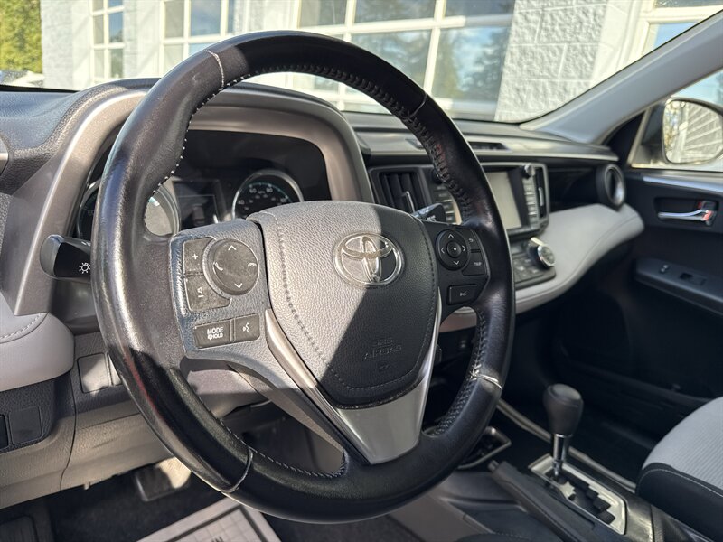 2017 Toyota RAV4 Hybrid XLE   - Photo 8 - Lynwood, IL 60411