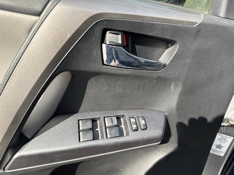 2017 Toyota RAV4 Hybrid XLE   - Photo 9 - Lynwood, IL 60411