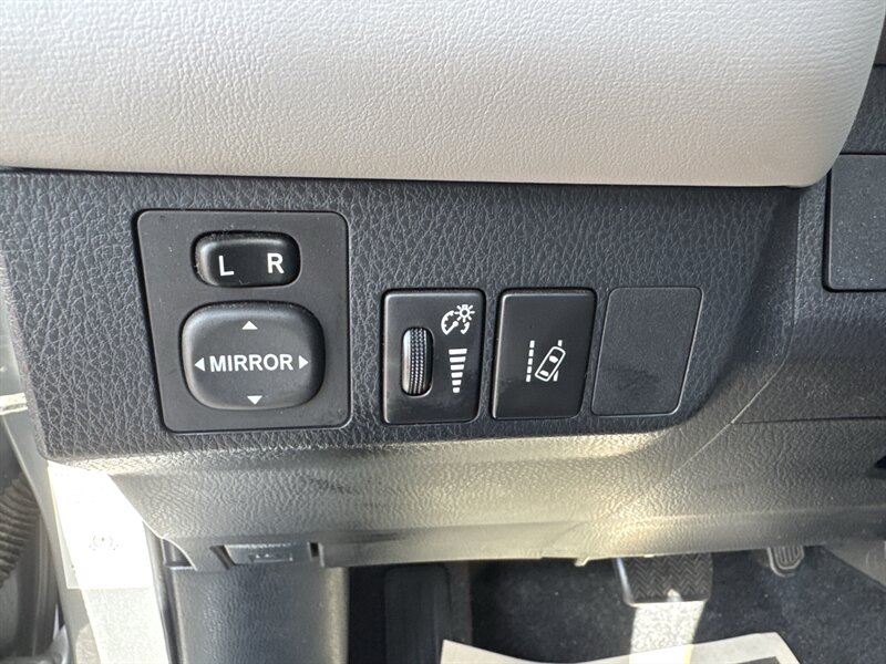 2017 Toyota RAV4 Hybrid XLE   - Photo 12 - Lynwood, IL 60411